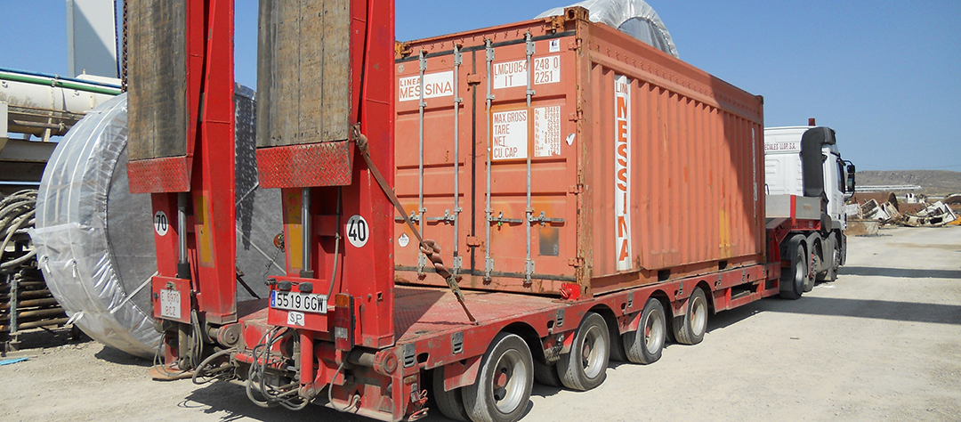 Bobinas-de-banda-transportadora-cargadas-en-contenedor-para-su-exportacion Imagen de un camión en una planta de gestión de residuos.