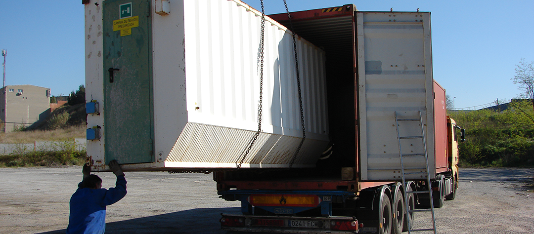 Carga-de-camara-de-rescate-en-contenedor-para-su-exportacion